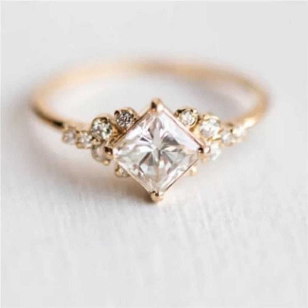 NEW GORGEOUS SAPPHIRE 18K WHITE RING, CUTE RING, SHINY RING.